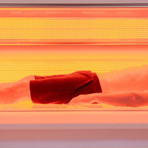 Man using full-body red light therapy bed, demonstrating effective treatment for muscle recovery and skin rejuvenation