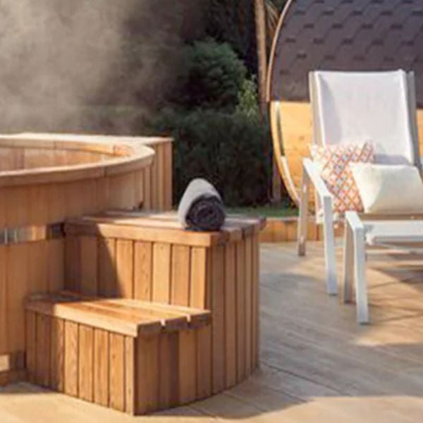 Cold plunge tub in a backyard wellness setup showing a modern ice bath tub used for recovery and cold therapy.