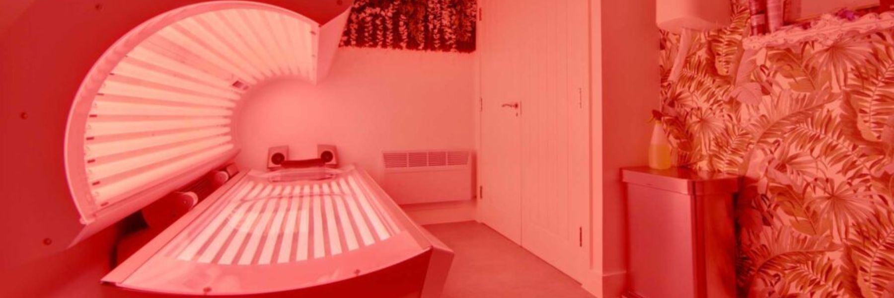 Home red light therapy bed setup, illustrating daily use for muscle recovery, relaxation, and improved wellbeing