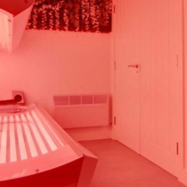 Home red light therapy bed setup, illustrating daily use for muscle recovery, relaxation, and improved wellbeing