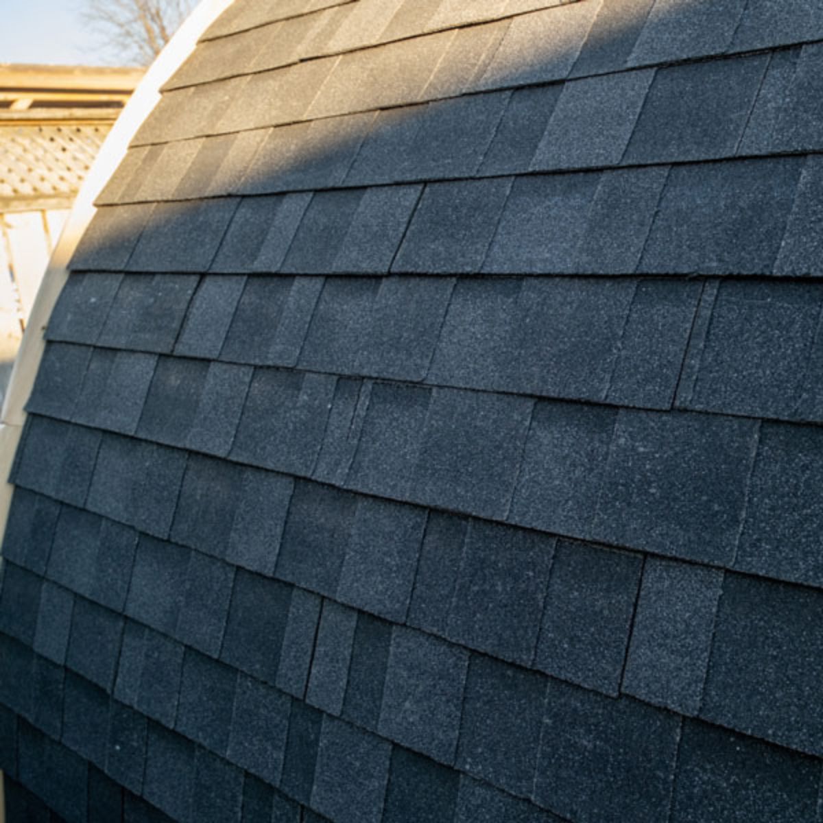 Asphalt shingles on the outer layer of the sauna