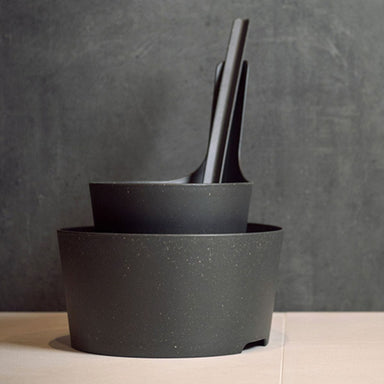 Simple, straight-handle construction for convenience