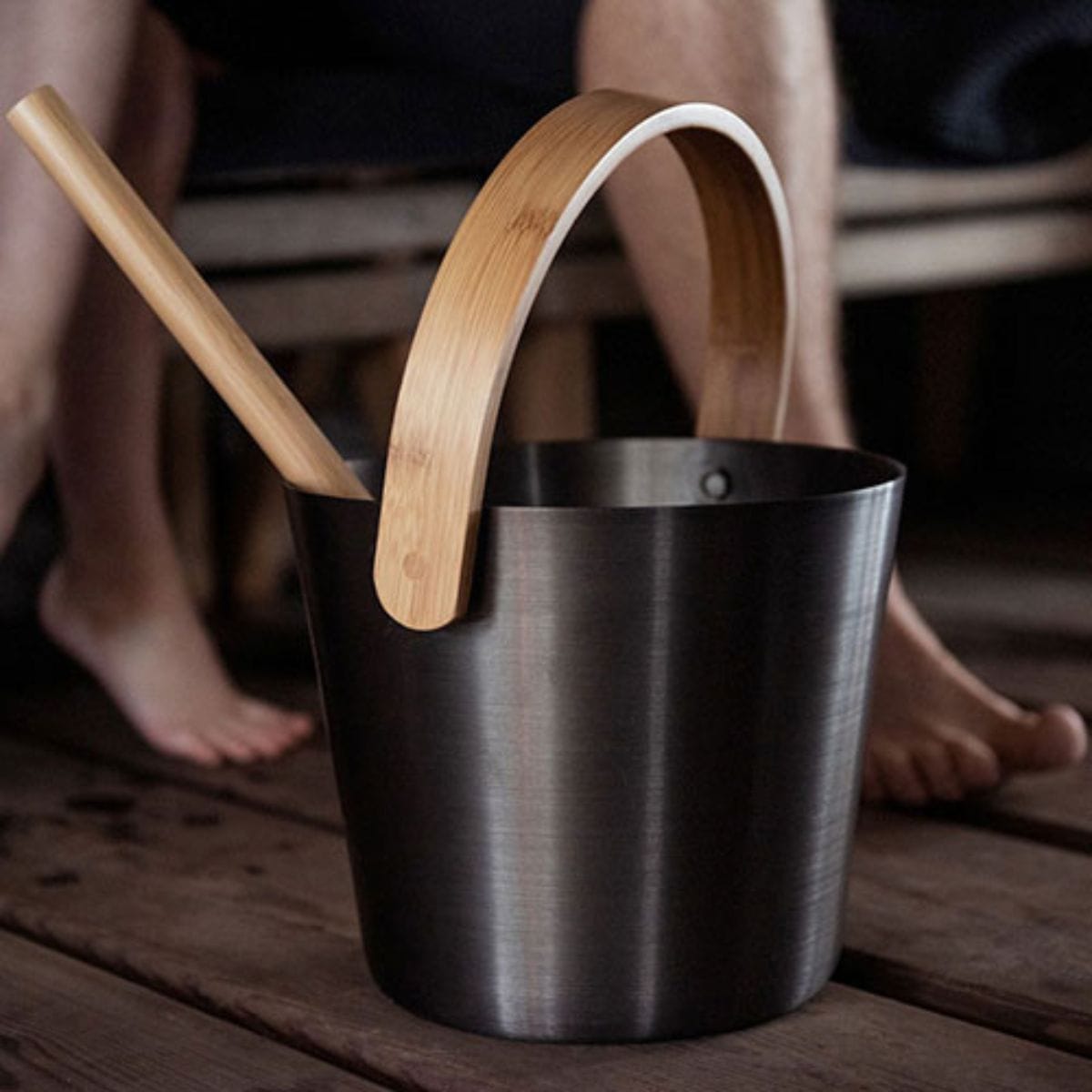 With a curved handle of heat-treated bamboo