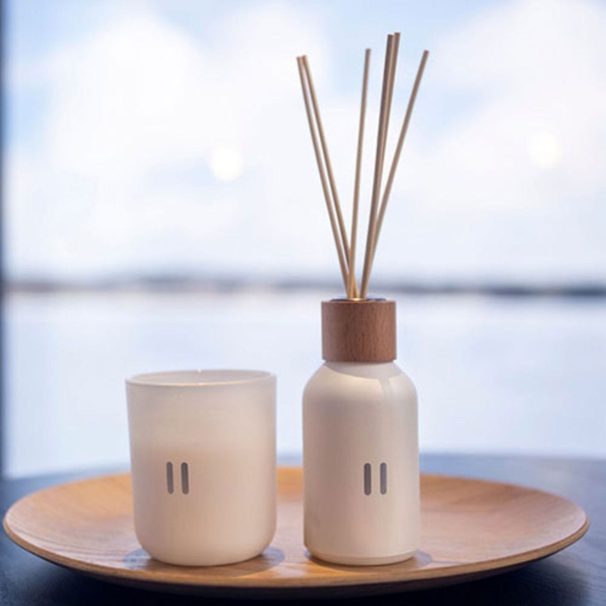 This elegant diffuser releases a light fragrance
